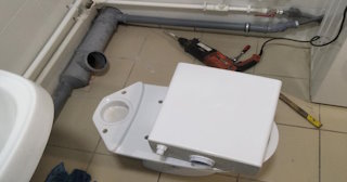 Установка напольного унитаза в Михайловке: монтаж под ключ от СантехДомМхл от 5137 рублей.